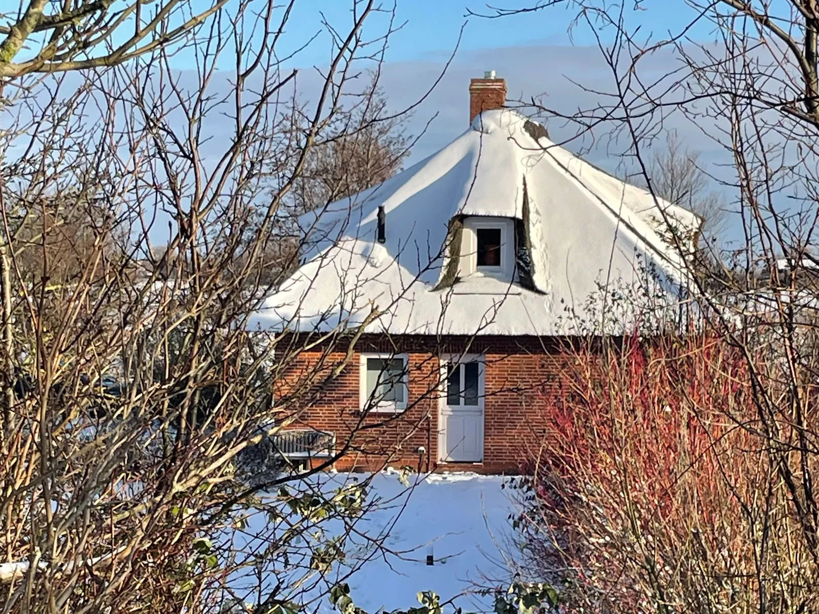Ferienhaus Deichsonne im Winter – Reetdachhaus mit Schnee an der Nordsee Ferienhaus Deichsonne im Winter – Reetdachhaus mit Schnee an der Nordsee