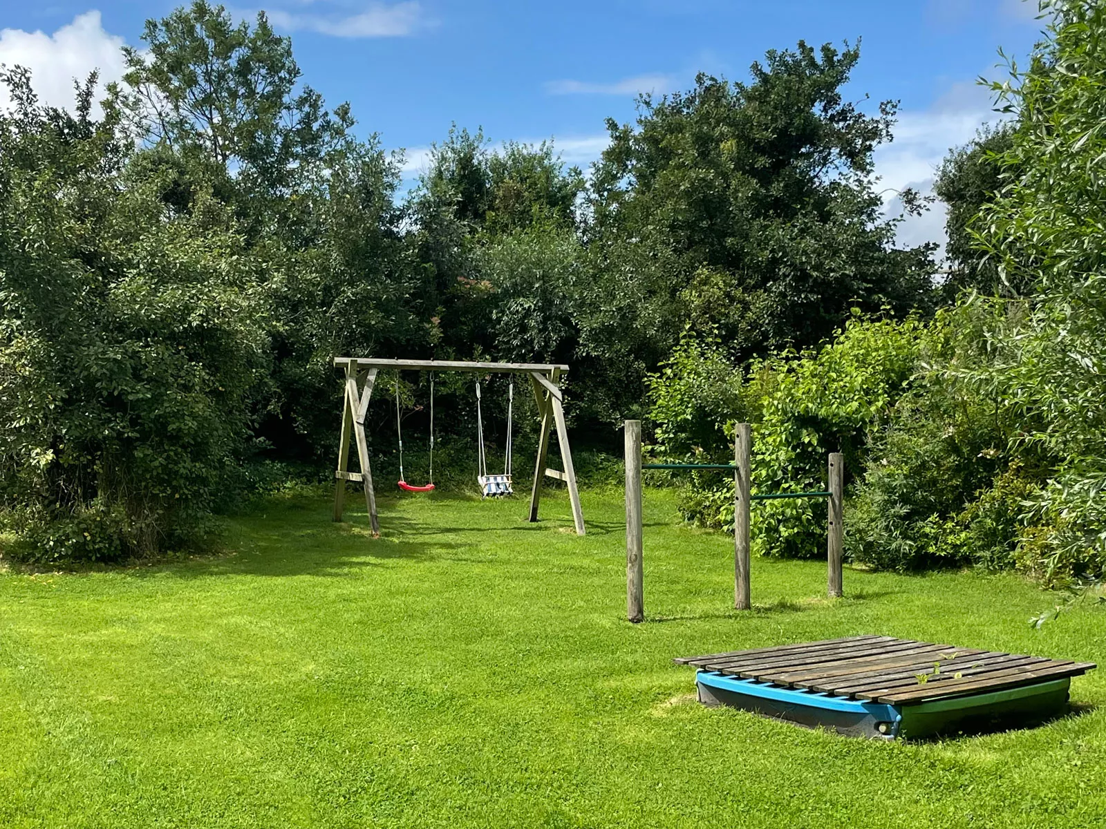 Spielbereich im Garten des Ferienhauses Deichsonne – Familienurlaub Nordsee Spielbereich im Garten des Ferienhauses Deichsonne – Familienurlaub Nordsee