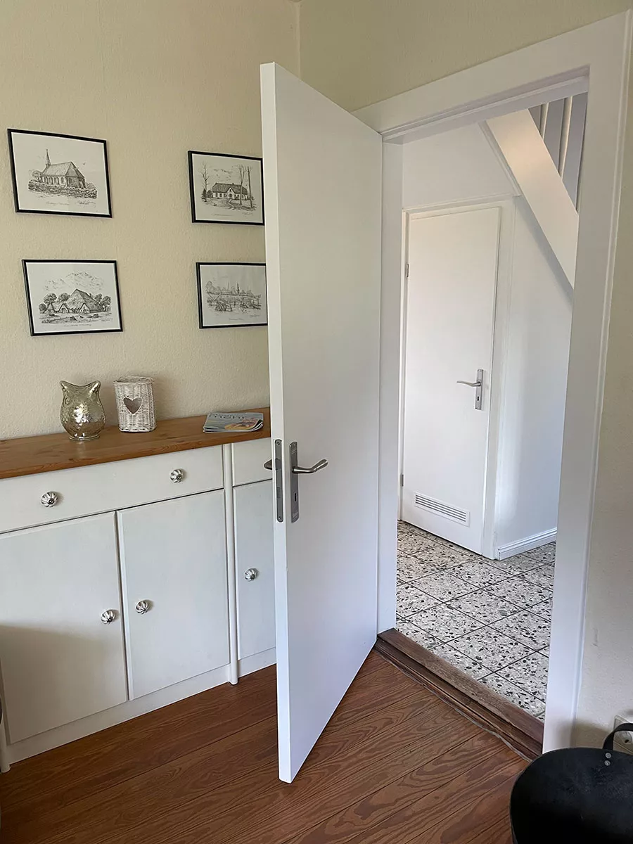 Blick aus Wohnzimmer in Flur des Ferienhauses Deichsonne, Eiderstedt Blick aus Wohnzimmer in Flur des Ferienhauses Deichsonne, Eiderstedt