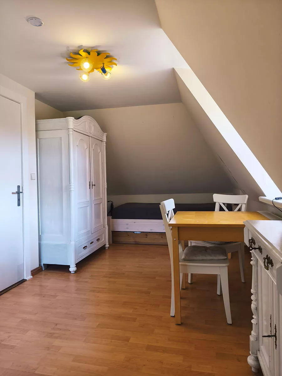 Ferienhaus Deichsonne – Schlafzimmer oben mit zwei Einzelbetten, Schrank und Sitzgelegenheit Ferienhaus Deichsonne – Schlafzimmer oben mit zwei Einzelbetten, Schrank und Sitzgelegenheit