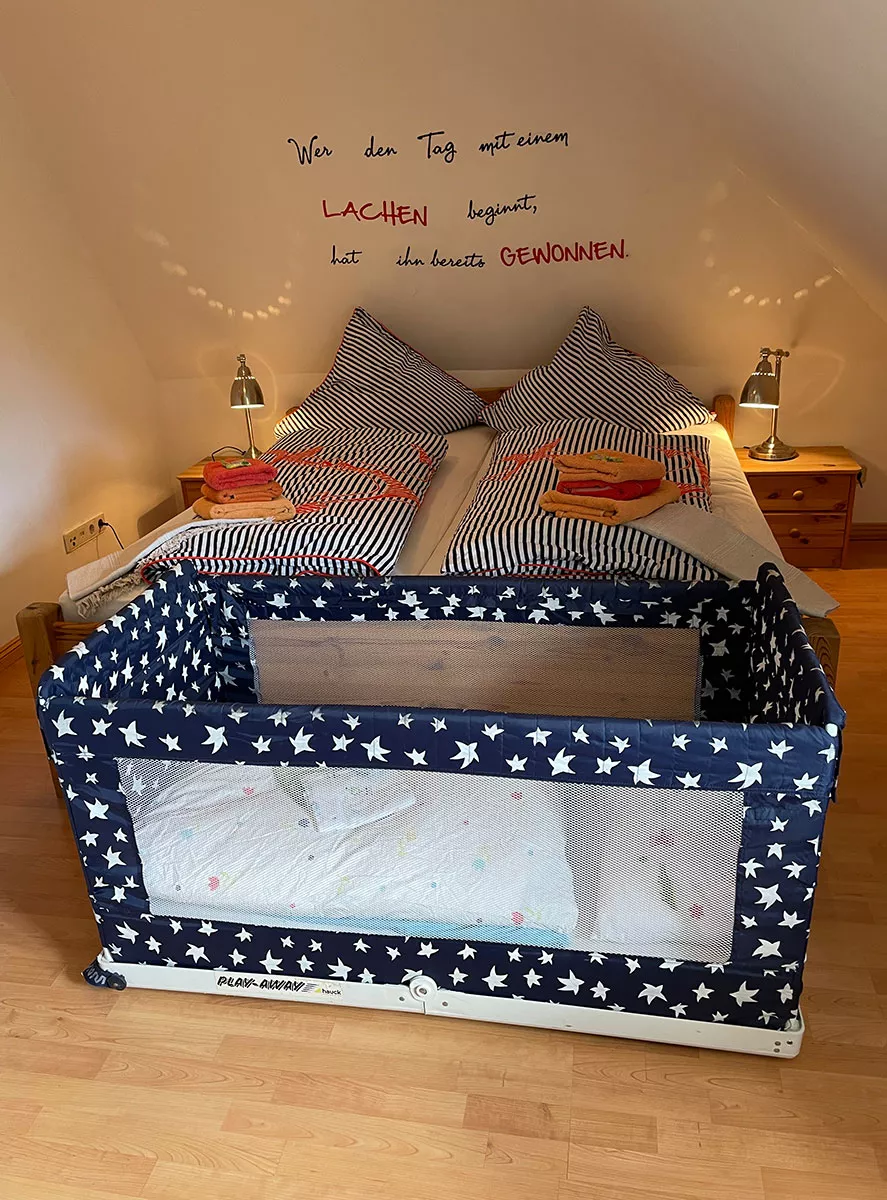 Ferienhaus Deichsonne – Doppelbett und Kinderbett im Dachgeschoss, Familienurlaub Nordsee Ferienhaus Deichsonne – Doppelbett und Kinderbett im Dachgeschoss, Familienurlaub Nordsee