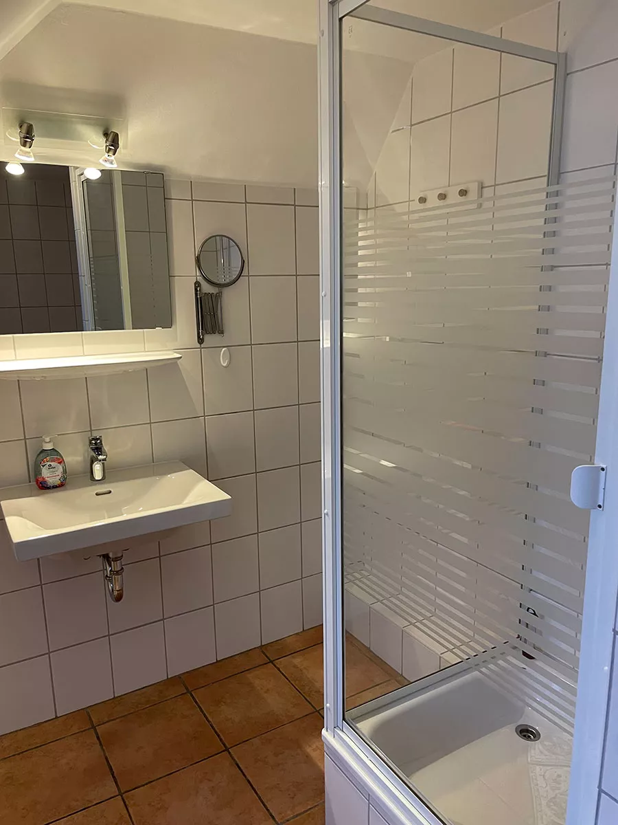 Ferienhaus Deichsonne – Dusche im Badezimmer des Dachgeschosses Ferienhaus Deichsonne – Dusche im Badezimmer des Dachgeschosses