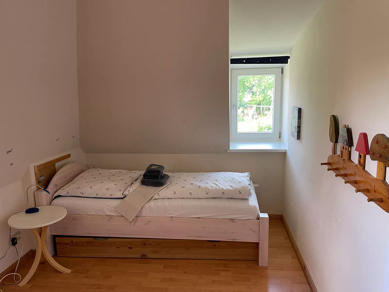 Ferienhaus Deichsonne – weiteres Einzelbett im oberen Schlafzimmer, ideal für Freundinnenurlaub oder Freunde Ferienhaus Deichsonne – weiteres Einzelbett im oberen Schlafzimmer, ideal für Freundinnenurlaub oder Freunde