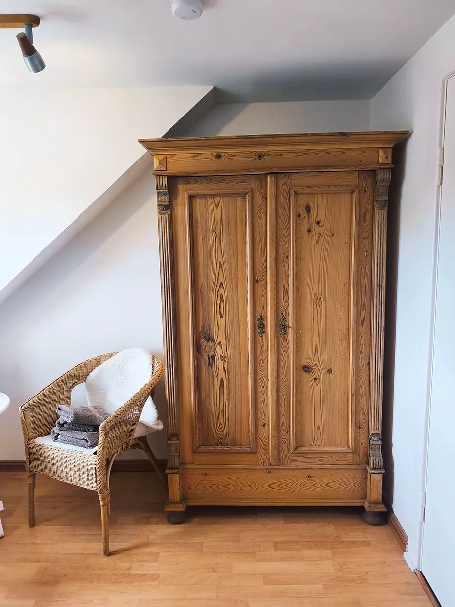 Ferienhaus Deichsonne – antiker Kleiderschrank im Dachgeschoss, liebevoll eingerichtet Ferienhaus Deichsonne – antiker Kleiderschrank im Dachgeschoss, liebevoll eingerichtet