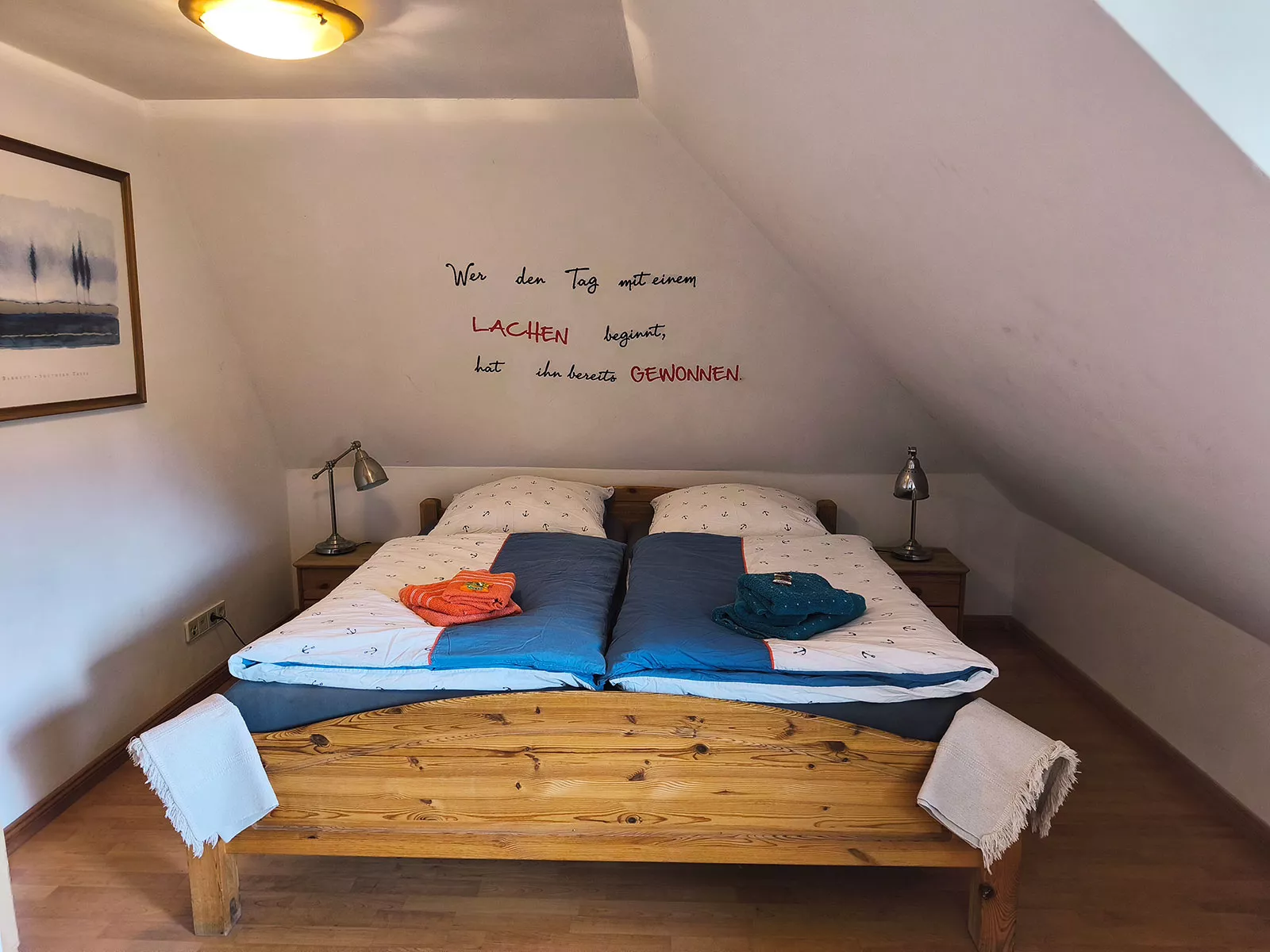 Ferienhaus Deichsonne – Schlafzimmer mit Doppelbett im Dachgeschoss, romantischer Urlaub zu zweit Ferienhaus Deichsonne – Schlafzimmer mit Doppelbett im Dachgeschoss, romantischer Urlaub zu zweit