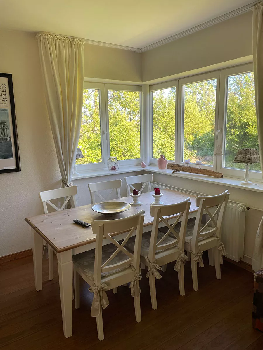 Ferienhaus Deichsonne – heller Essbereich im Wohnzimmer für 6 Personen Ferienhaus Deichsonne – heller Essbereich im Wohnzimmer für 6 Personen