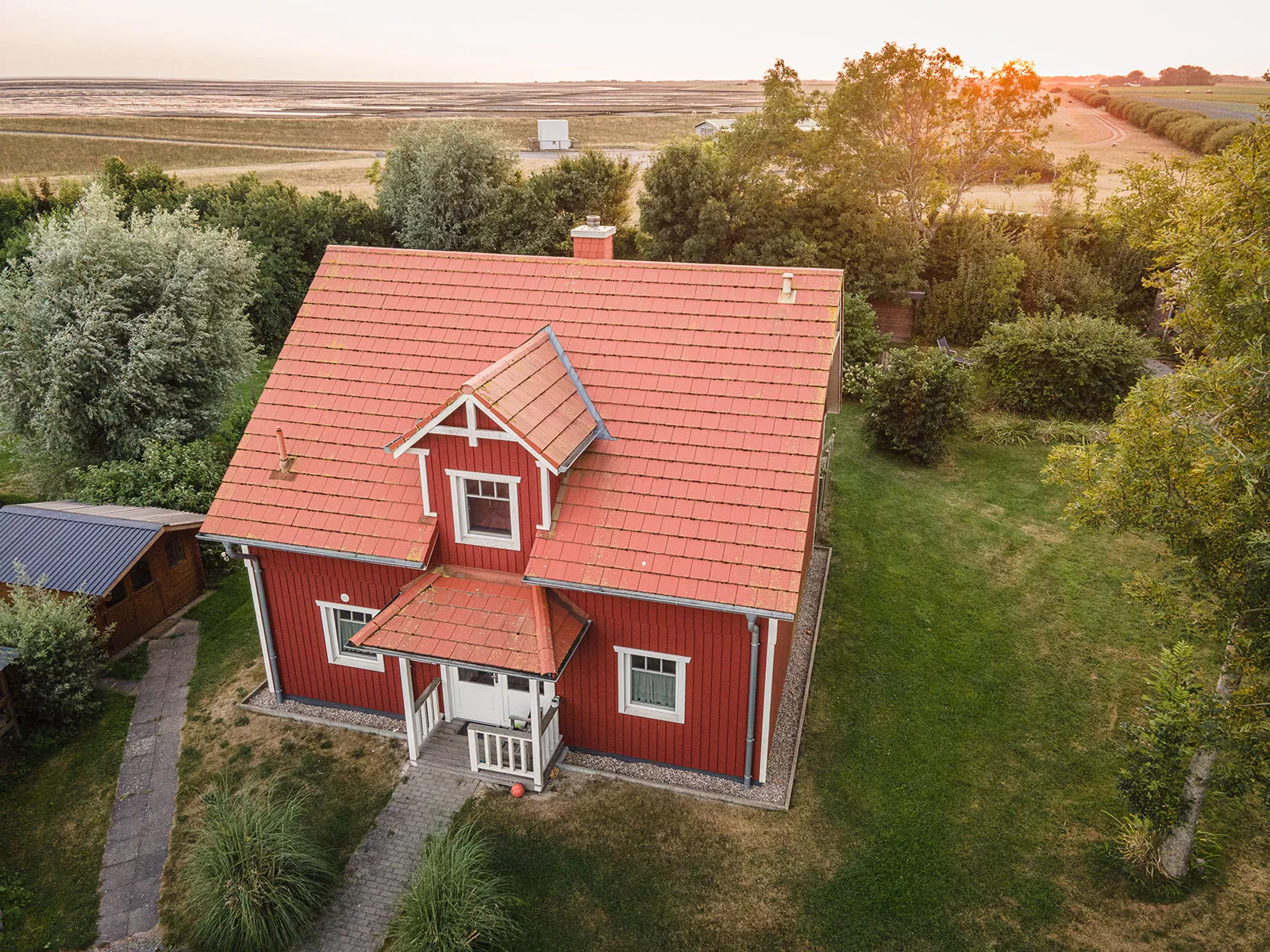Ferienhaus Deichstern – Luftaufnahme mit Garten und Umgebung an der Nordsee Ferienhaus Deichstern – Luftaufnahme mit Garten und Umgebung an der Nordsee