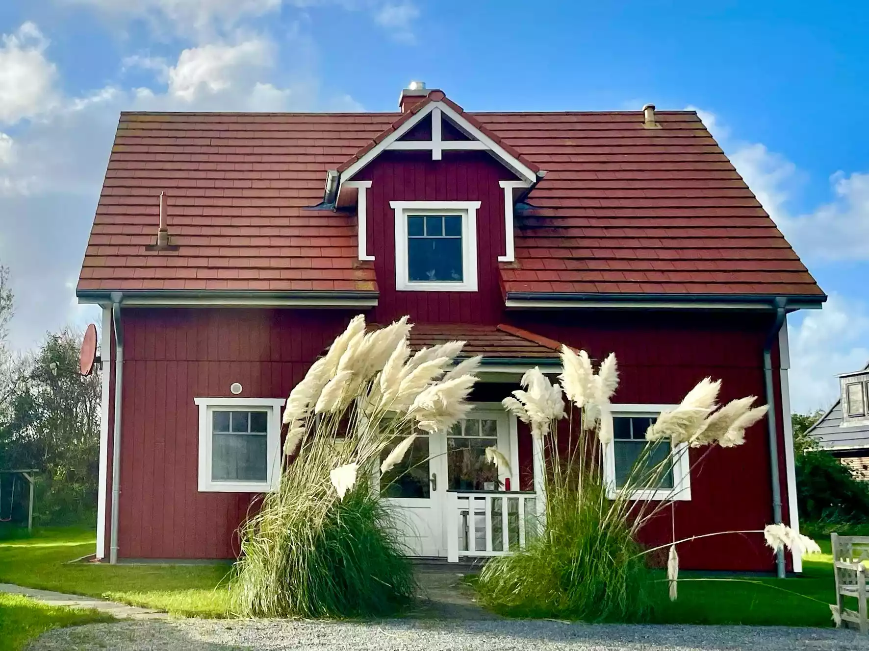 Ferienhaus Deichstern – Vorderansicht und Eingangsbereich für 1–6 Personen, Nordseeurlaub