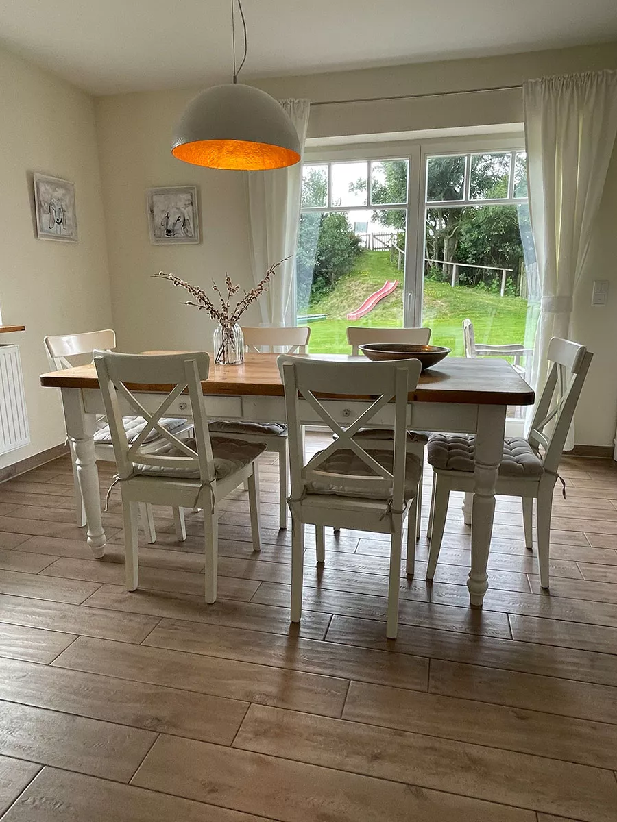 Ferienhaus Deichstern – Esstisch mit Blick in den Garten, Urlaub zu zweit oder Familie Ferienhaus Deichstern – Esstisch mit Blick in den Garten, Urlaub zu zweit oder Familie