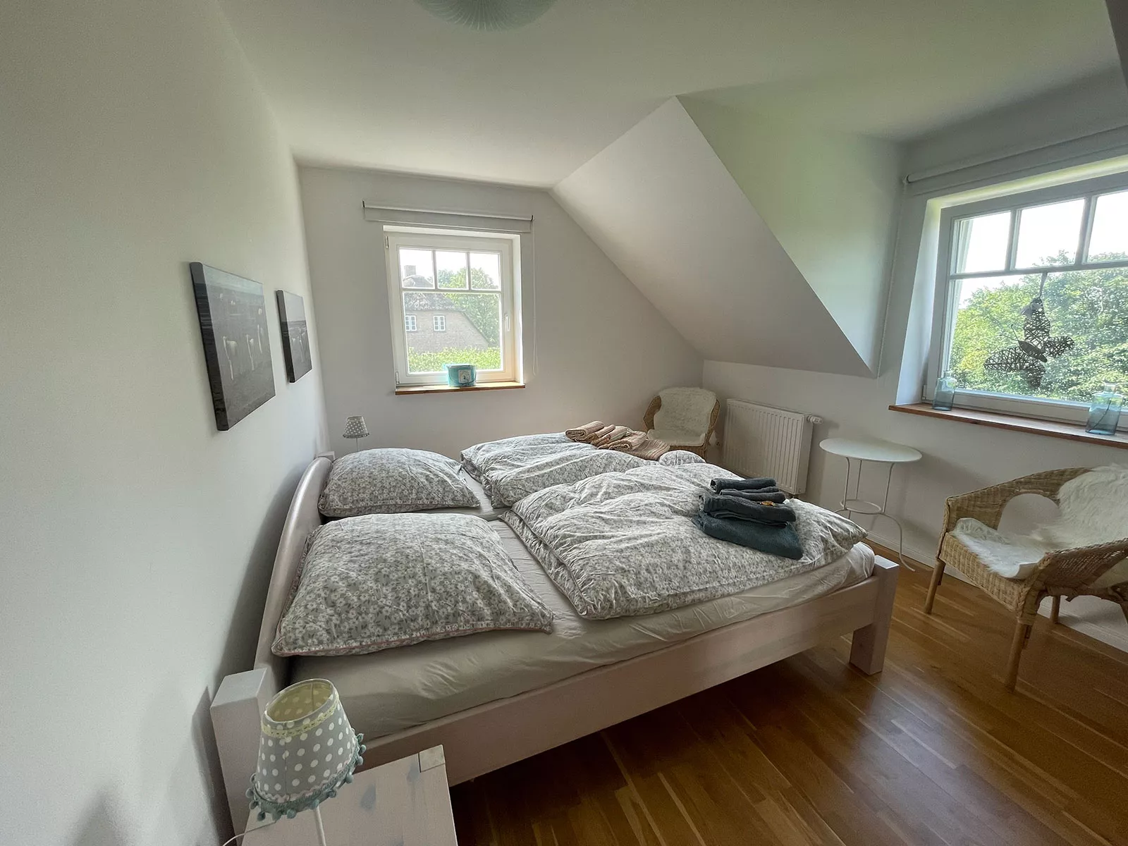 Ferienhaus Deichstern – Schlafzimmer mit Doppelbett, Sitzplatz und Ausblick ins Grüne Ferienhaus Deichstern – Schlafzimmer mit Doppelbett, Sitzplatz und Ausblick ins Grüne
