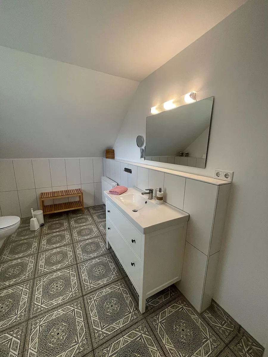 Ferienhaus Deichstern – Badezimmer im Obergeschoss mit WC und Waschbecken Ferienhaus Deichstern – Badezimmer im Obergeschoss mit WC und Waschbecken