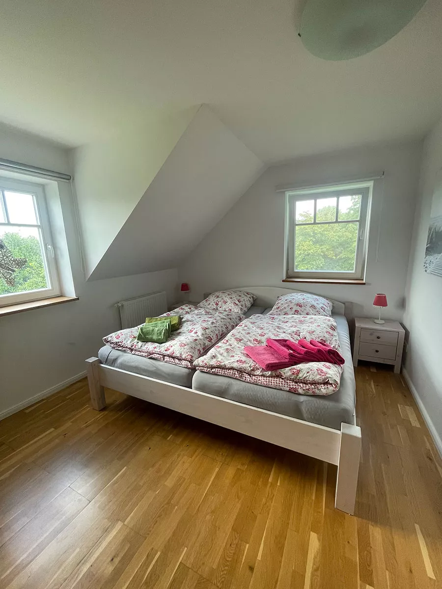 Ferienhaus Deichstern – Schlafzimmer mit Doppelbett und Blick ins Grüne, Urlaub in der Natur Ferienhaus Deichstern – Schlafzimmer mit Doppelbett und Blick ins Grüne, Urlaub in der Natur