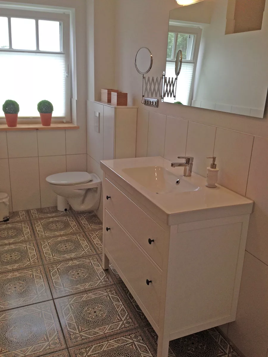 Ferienhaus Deichstern – Badezimmer im Erdgeschoss mit WC und Waschbecken Ferienhaus Deichstern – Badezimmer im Erdgeschoss mit WC und Waschbecken