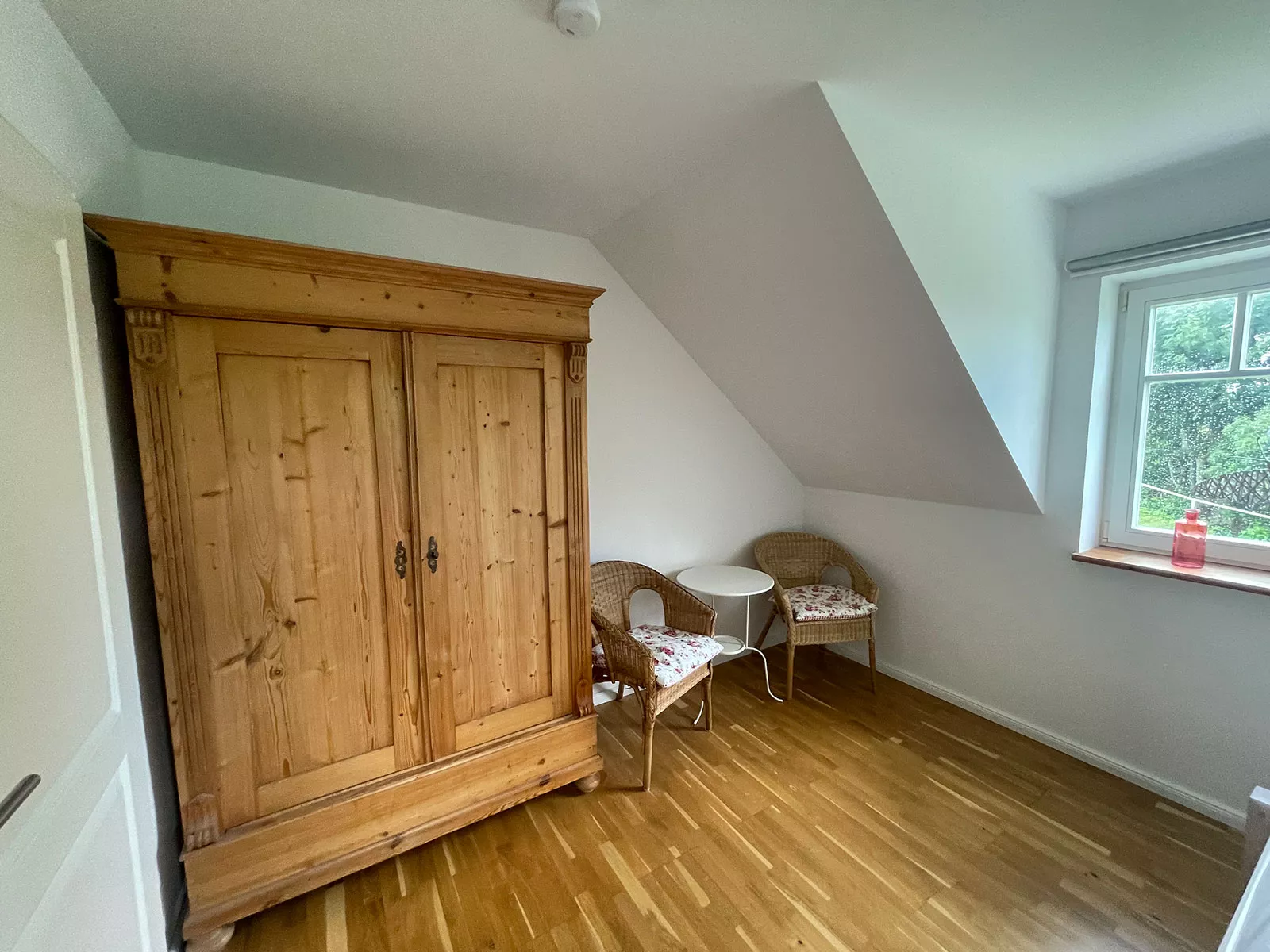 Ferienhaus Deichstern – Kleiderschrank und Sitzgelegenheit im ersten Schlafzimmer Ferienhaus Deichstern – Kleiderschrank und Sitzgelegenheit im ersten Schlafzimmer