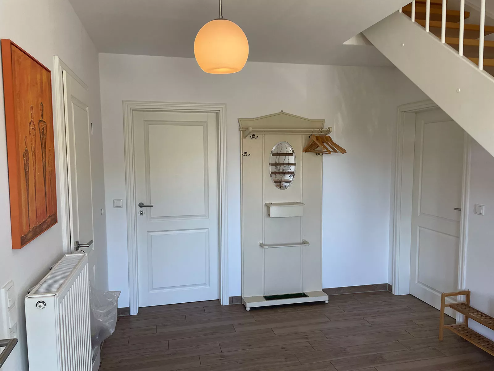 Ferienhaus Deichstern – heller Flur mit Garderobe und Treppe ins Obergeschoss Ferienhaus Deichstern – heller Flur mit Garderobe und Treppe ins Obergeschoss