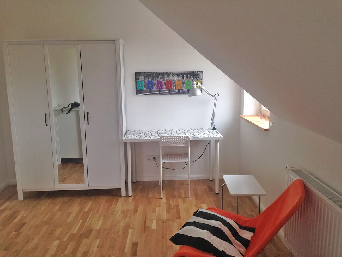 Ferienhaus Deichstern – Kinder- oder Gästezimmer mit Schrank, Sitzgelegenheit und Tisch Ferienhaus Deichstern – Kinder- oder Gästezimmer mit Schrank, Sitzgelegenheit und Tisch