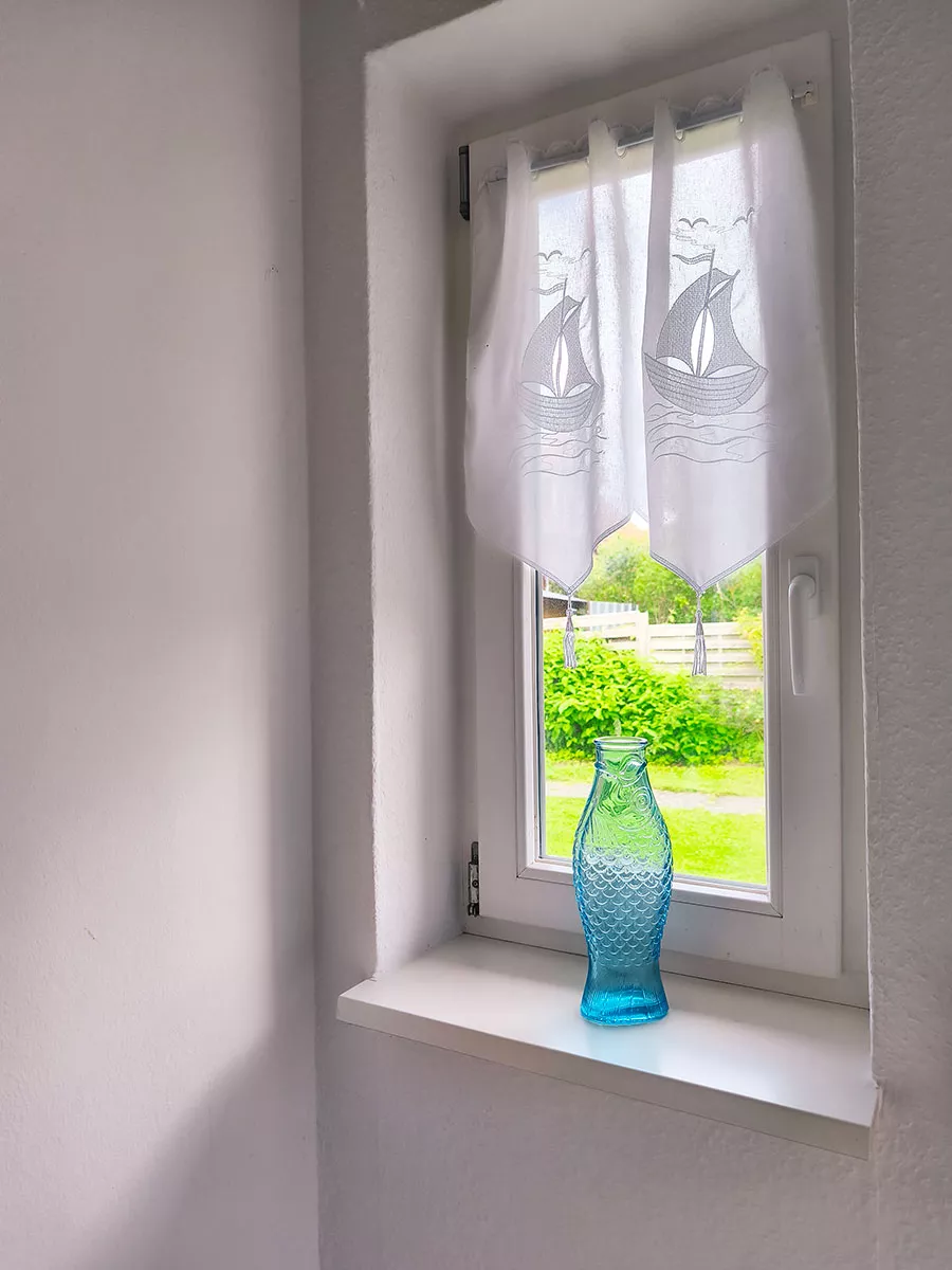 Ausblick ins Grüne vom Treppenaufgang im Ferienhaus Deichsonne, Dekoration mit Fisch-Karaffe Ausblick ins Grüne vom Treppenaufgang im Ferienhaus Deichsonne, Dekoration mit Fisch-Karaffe