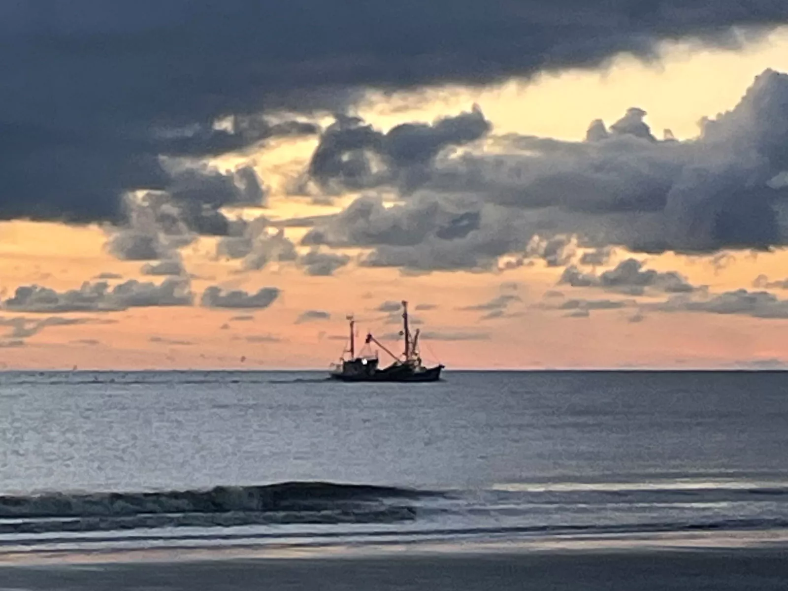 Eiderstedt – Fischkutter bei Vollerwiek im Sonnenuntergang, frische Krabben direkt vom Kutter Eiderstedt – Fischkutter bei Vollerwiek im Sonnenuntergang, frische Krabben direkt vom Kutter