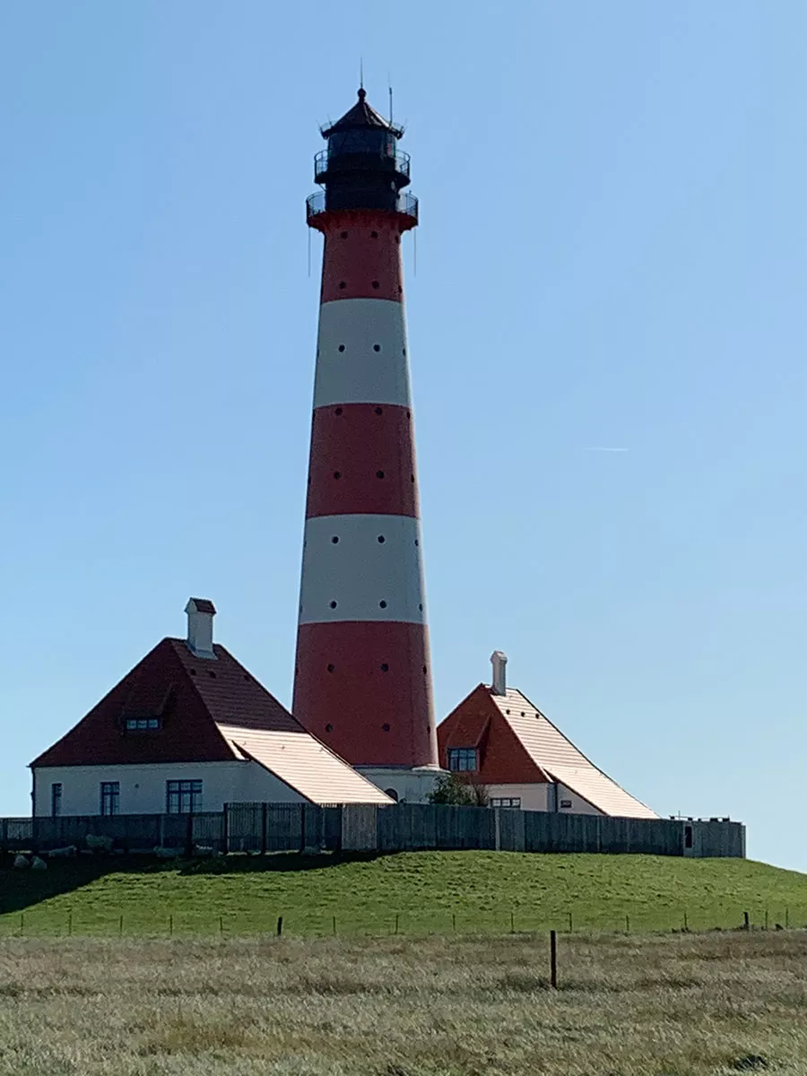 Eiderstedt – Leuchtturm Westerhever vor blauem Himmel, beliebtes Ausflugsziel Nordsee Eiderstedt – Leuchtturm Westerhever vor blauem Himmel, beliebtes Ausflugsziel Nordsee