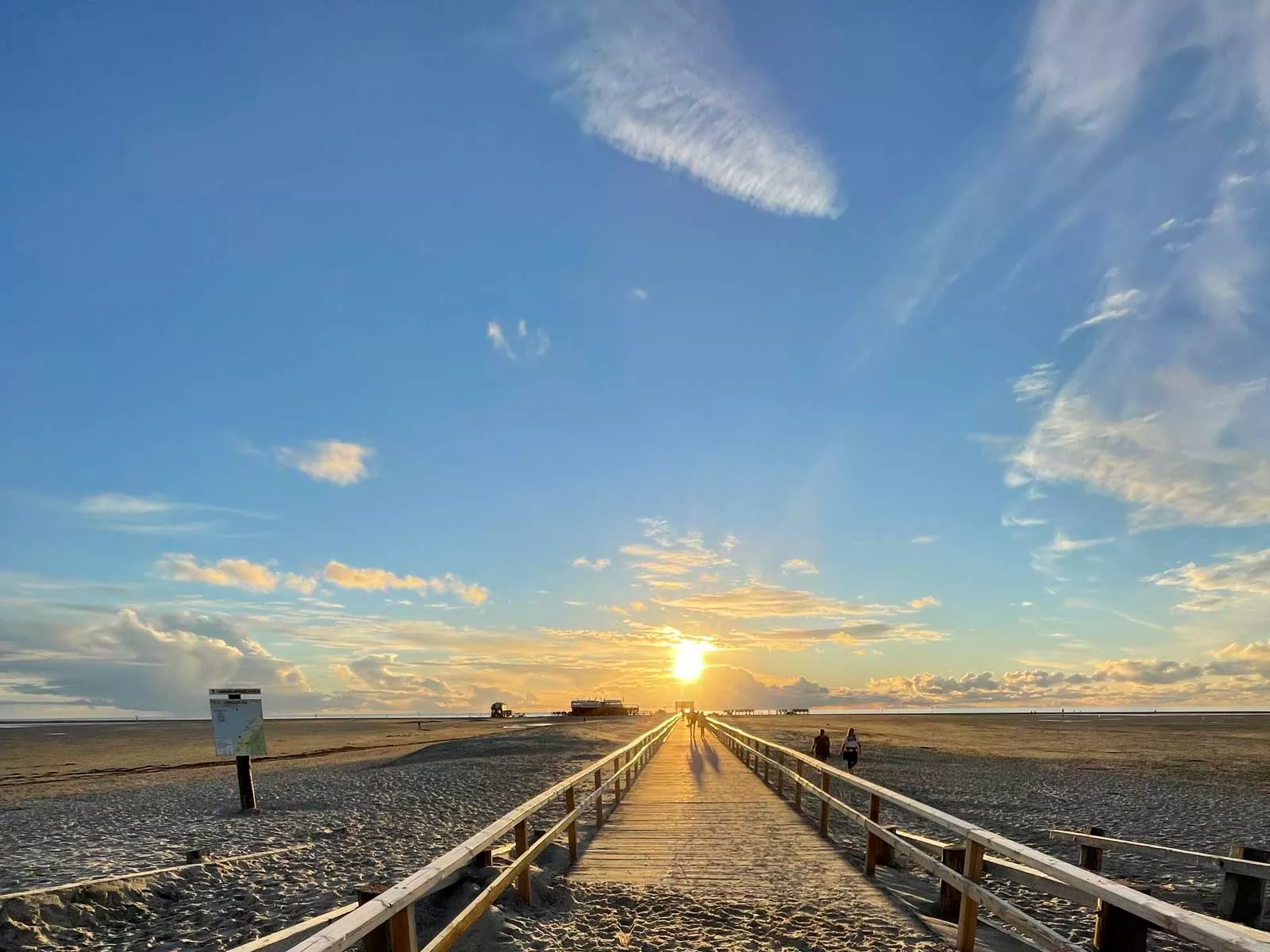 Eiderstedt – Holzsteg zum Strand in St. Peter-Bad, Natur entdecken und fotografieren Eiderstedt – Holzsteg zum Strand in St. Peter-Bad, Natur entdecken und fotografieren
