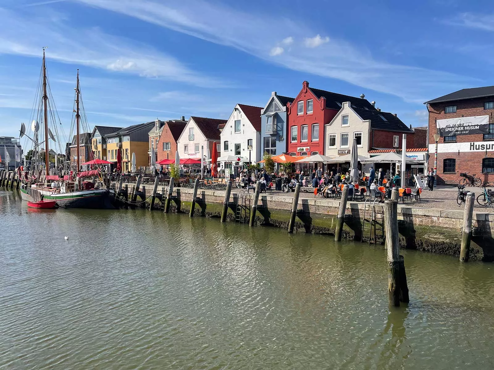 Eiderstedt – Hafen von Husum mit bunten Häusern und Schiffen, Nordseeurlaub erleben Eiderstedt – Hafen von Husum mit bunten Häusern und Schiffen, Nordseeurlaub erleben