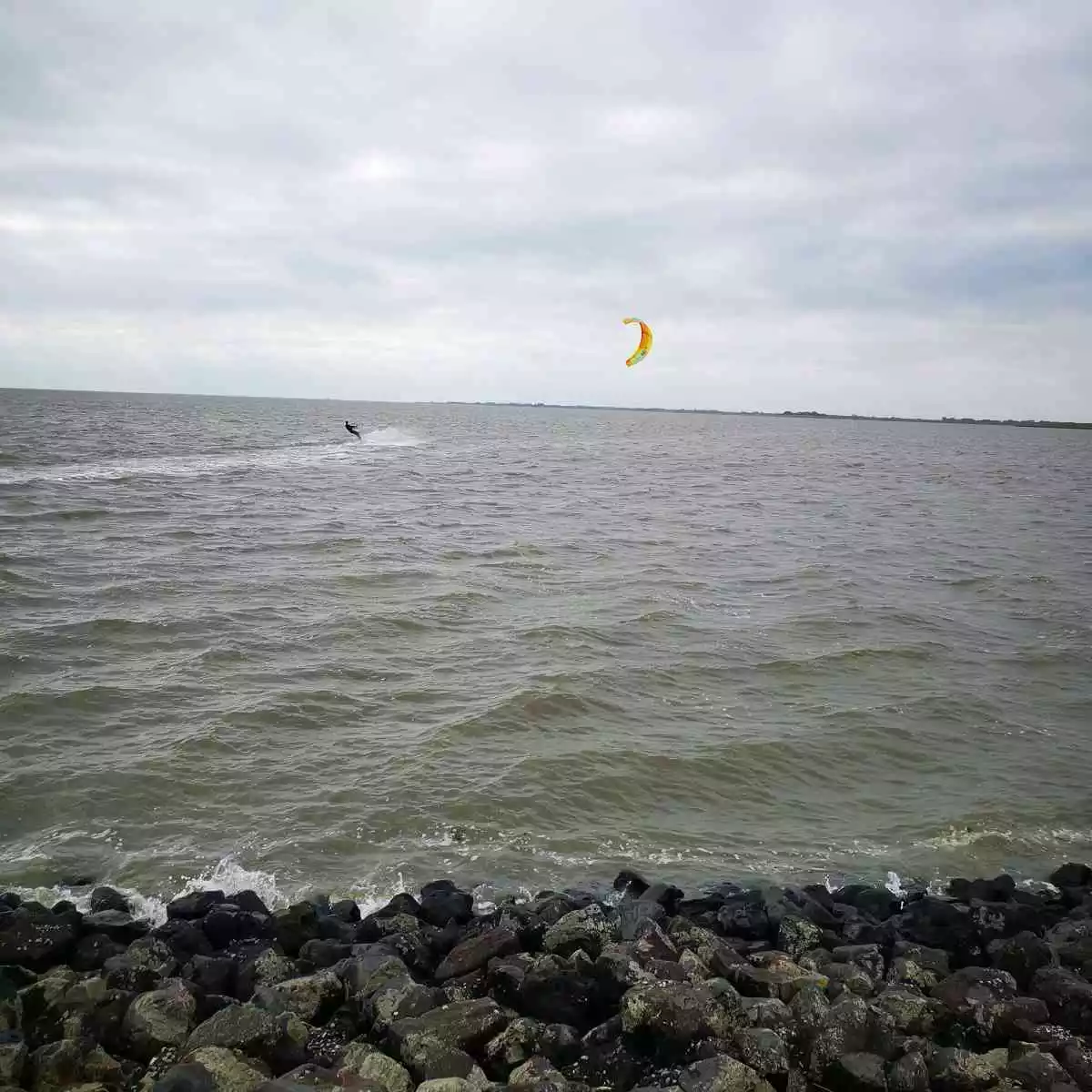 Kitesurfer vor Vollerwiek auf der Nordsee bei frischem Wind im September.