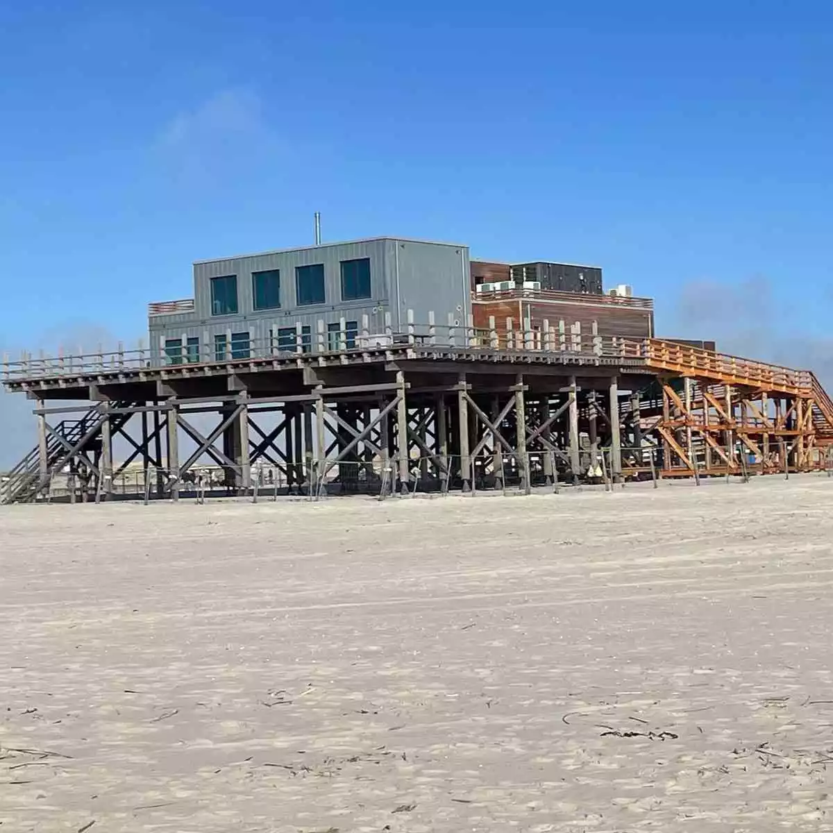 Strandbar 54° Nord am Strand von St. Peter-Ording – Ausflugsziel nahe Vollerwiek auf Eiderstedt.