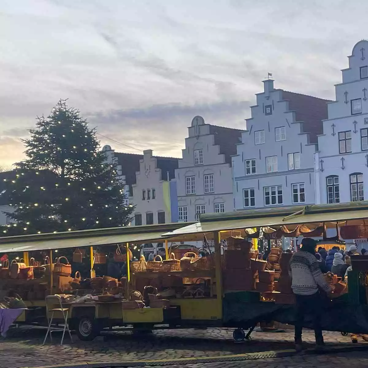 Weihnachtsmarkt auf dem historischen Marktplatz in Friedrichstadt – Ausflug während eines Nordseeurlaubs.