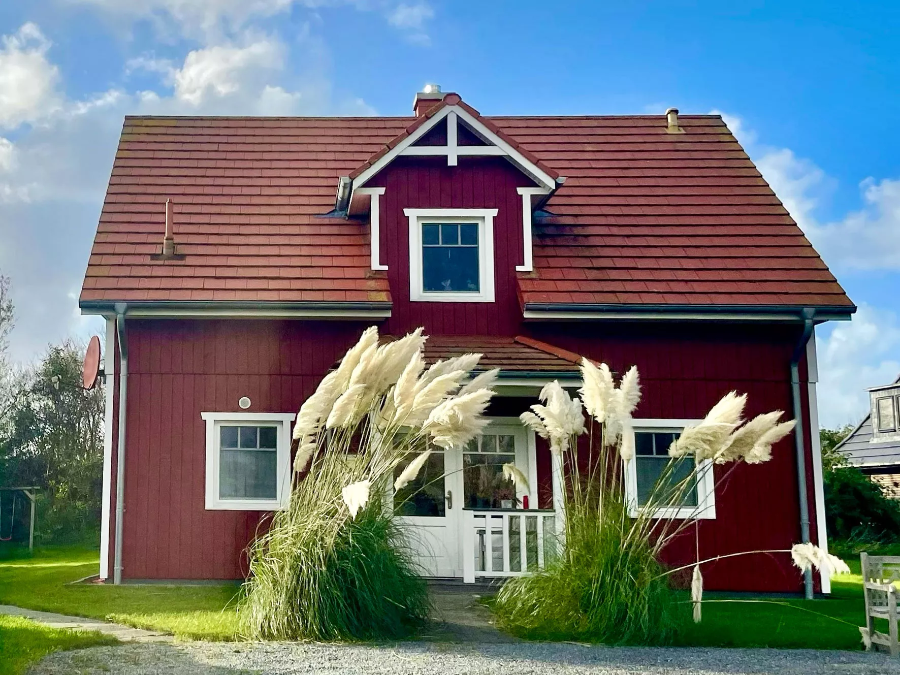 Ferienhaus Deichstern – Vorderansicht und Eingangsbereich für 1–6 Personen, Nordseeurlaub Ferienhaus Deichstern – Vorderansicht und Eingangsbereich für 1–6 Personen, Nordseeurlaub