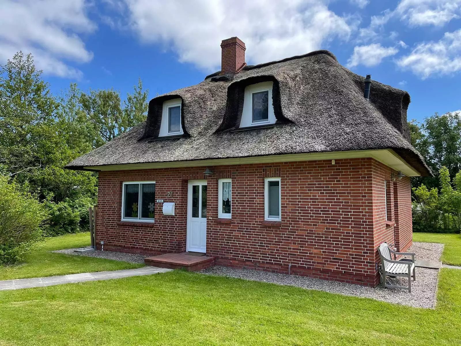 Ferienhaus unter Reetdach: ein Nordseeurlaub in der Natur auf Eiderstedt