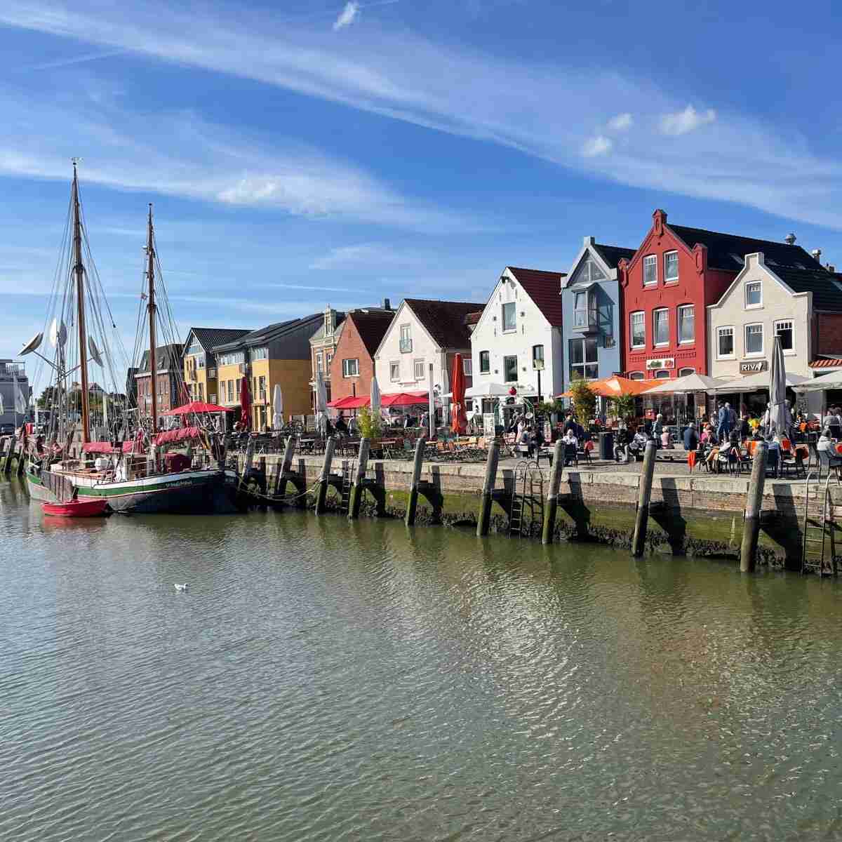 Historischer Hafen von Husum mit Segelschiffen und Restaurants – beliebtes Ausflugsziel von Vollerwiek auf Eiderstedt. Historischer Hafen von Husum mit Segelschiffen und Restaurants – beliebtes Ausflugsziel von Vollerwiek auf Eiderstedt.