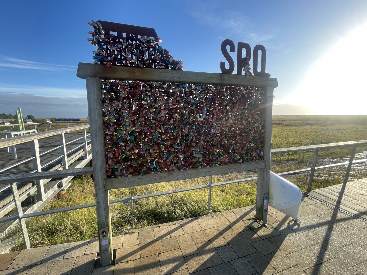 Die Tafel mit Liebesschlössern an der Promenade in SPO Die Tafel mit Liebesschlössern an der Promenade in SPO