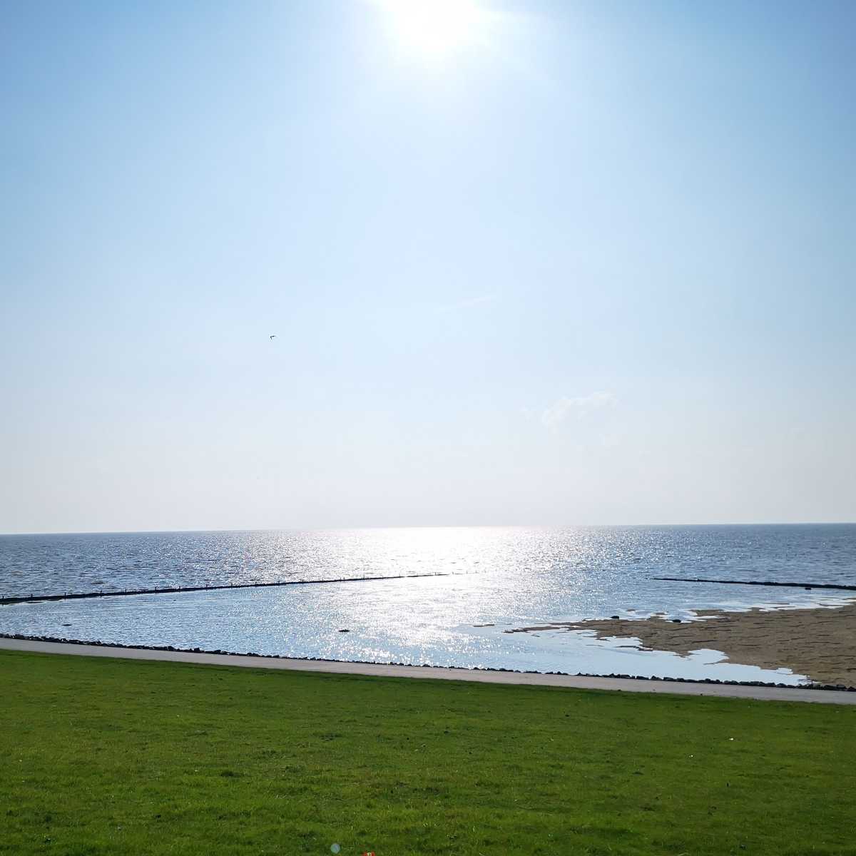 Blick vom Deich in Vollerwiek auf die glitzernde Nordsee an einem sonnigen Spätsommertag. Blick vom Deich in Vollerwiek auf die glitzernde Nordsee an einem sonnigen Spätsommertag.
