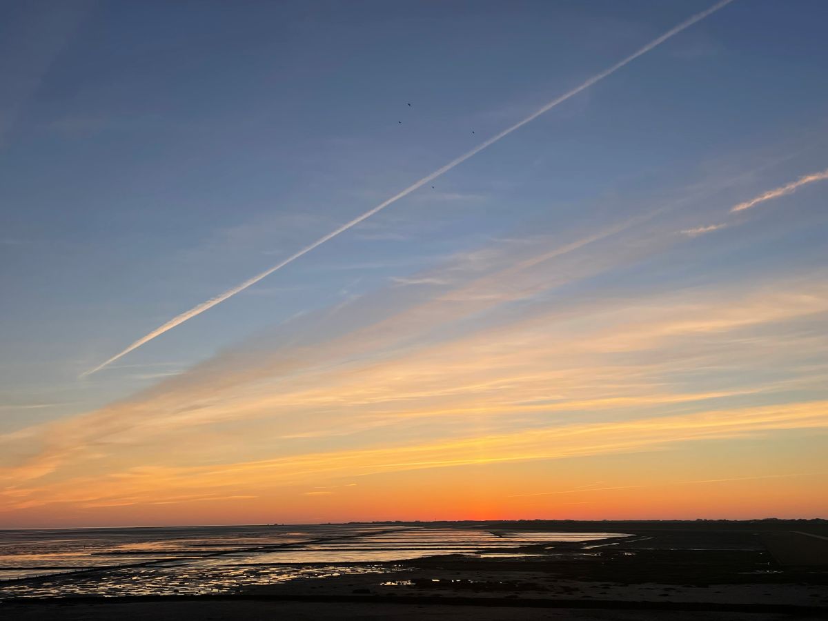 Wattenmeer in Vollerwiek auf Eiderstedt bei Sonnenuntergang – UNESCO-Weltnaturerbe direkt am Deich Wattenmeer in Vollerwiek auf Eiderstedt bei Sonnenuntergang – UNESCO-Weltnaturerbe direkt am Deich